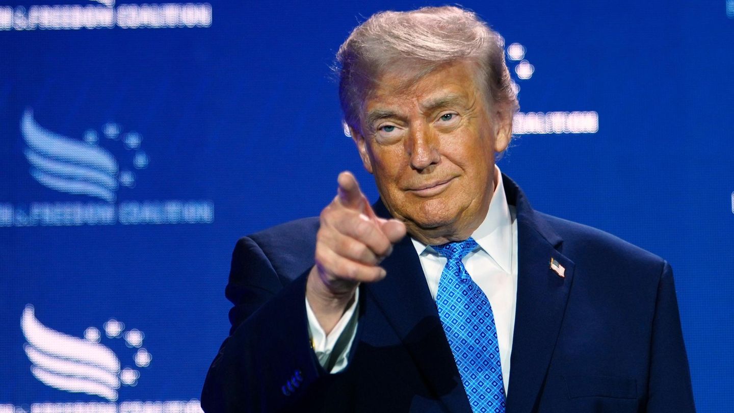 US-Präsident: Trump stellt neuen US-Reisepass mit Bild von sich selbst vor