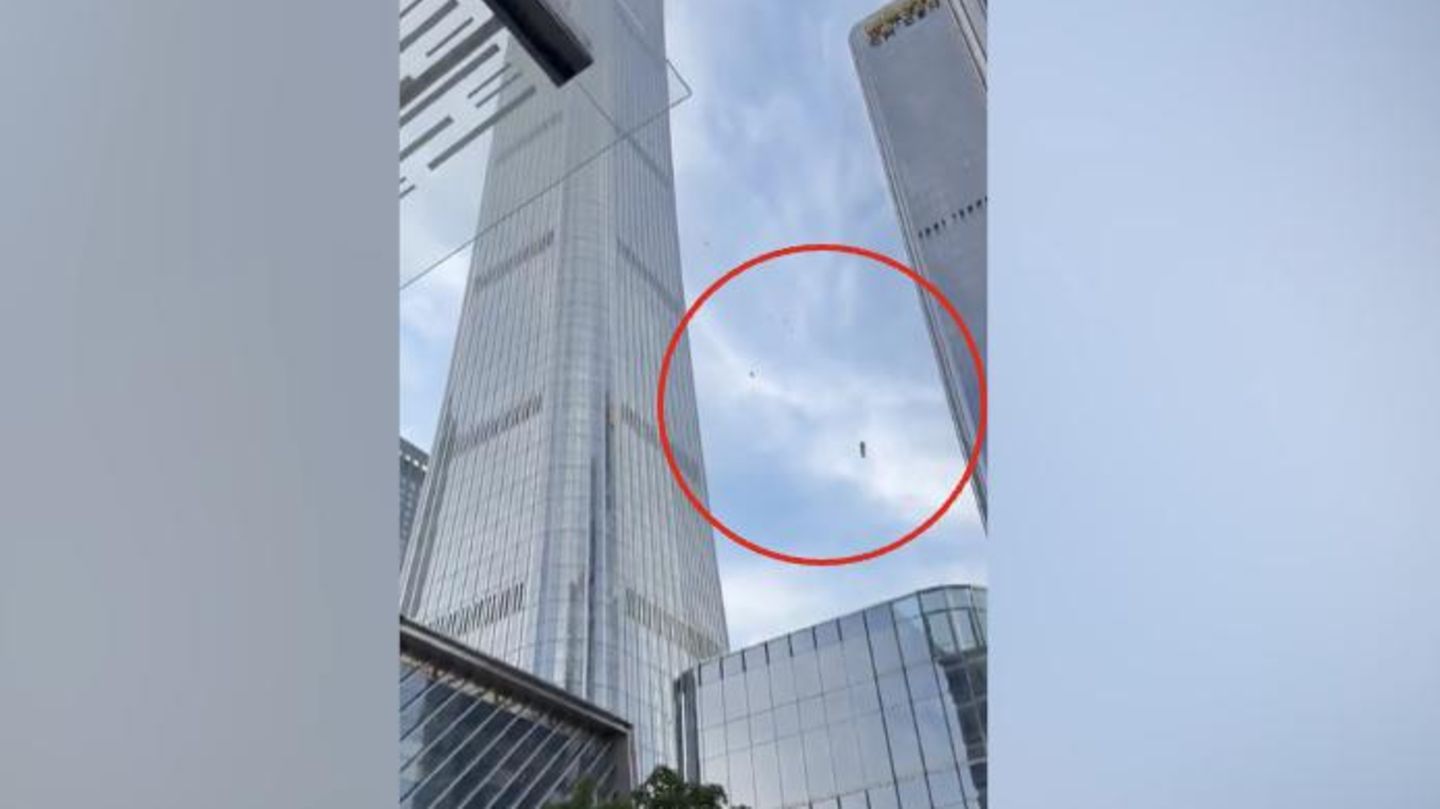 Pekings höchster Tower: Flugzeug kracht in Wolkenkratzer – Augenzeugen filmen herunterfallende Trümmer