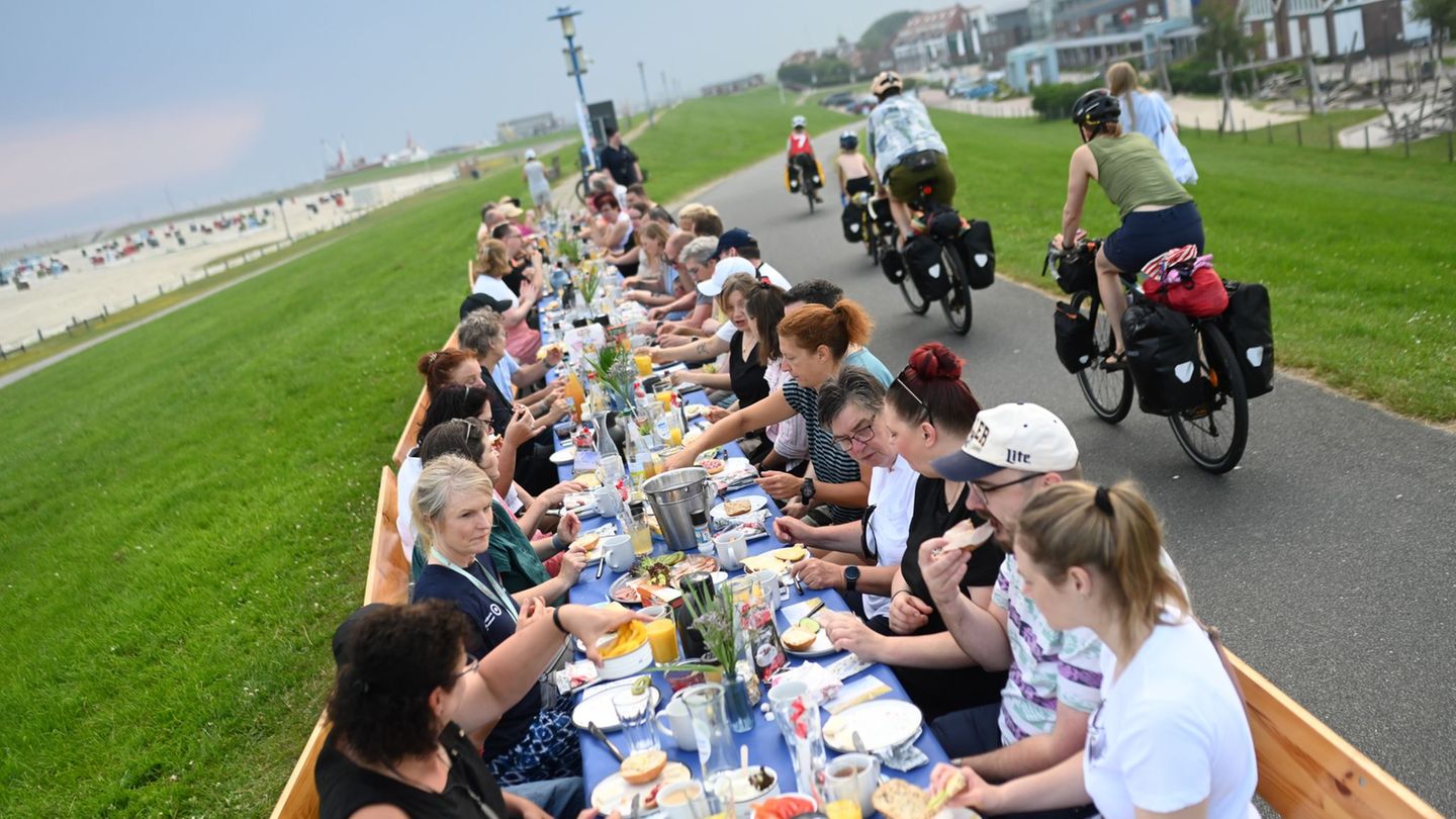 Zum Welterbetitel-Geburtstag: Volle Frühstückstafeln an Nordseedeichen
