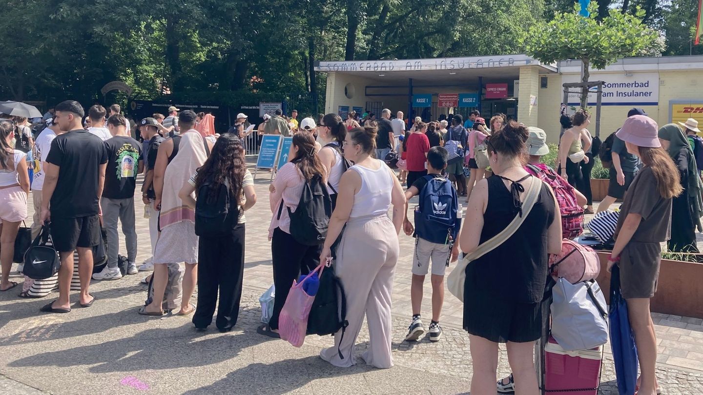 Hitze: Schon am Vormittag lange Schlangen vor Berliner Freibädern