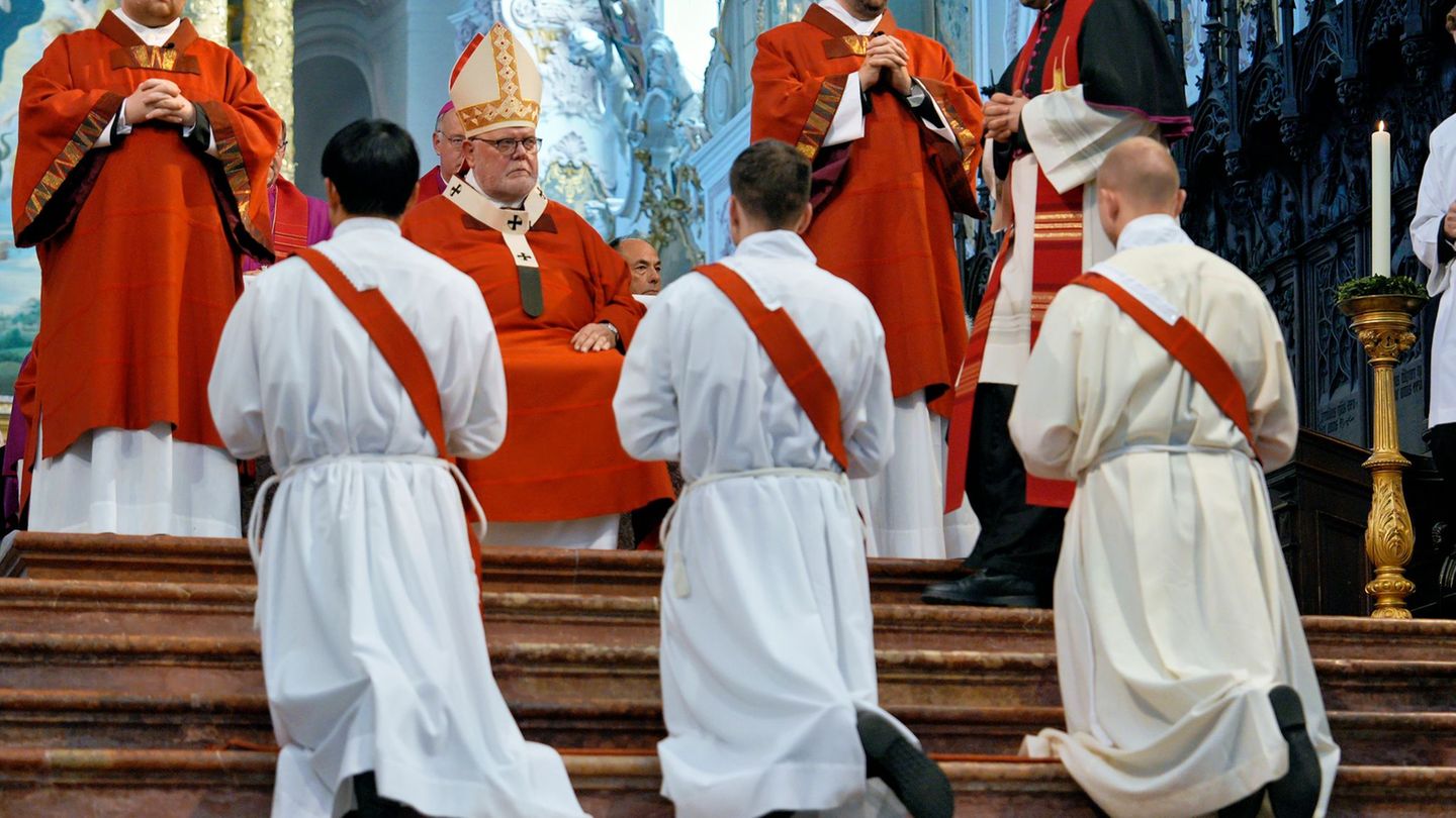 Katholische Kirche: Männer werden Priester - Weihe in Freising