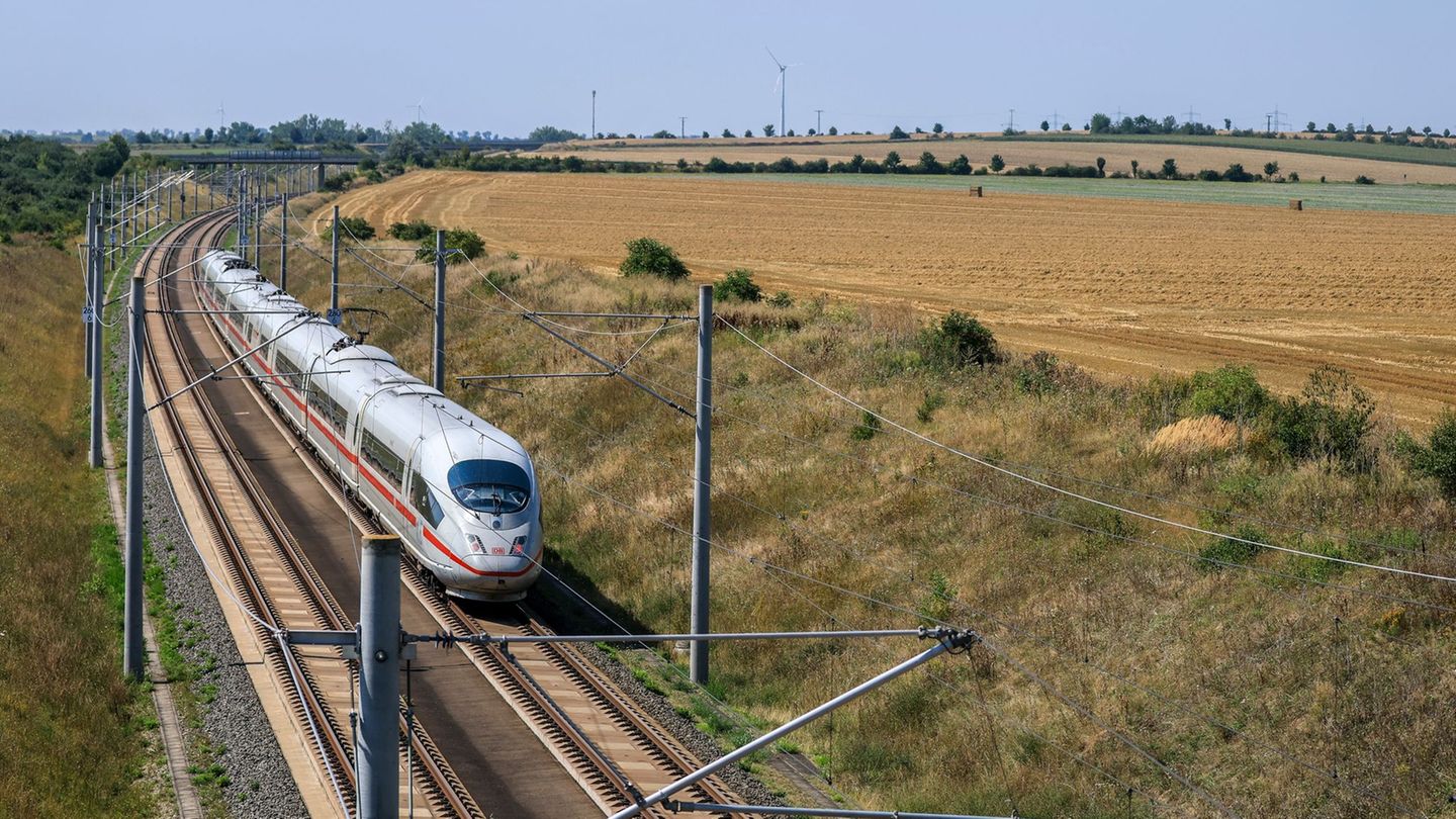Hitzewelle in Deutschland: Wegen Hitze: Bahn rät von nicht notwendigen Reisen ab