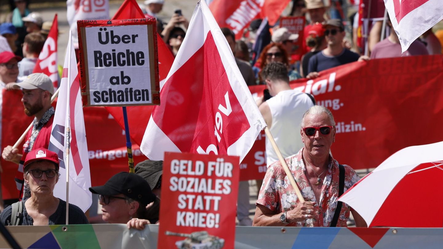 Demo trotz Hitze: Hunderte Menschen demonstrieren gegen Sozialstaatsreformen