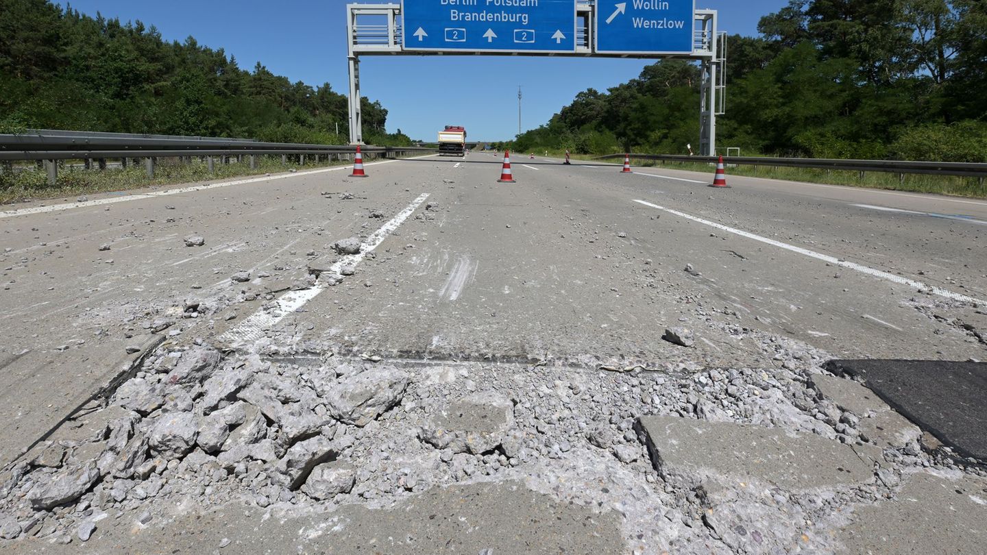 Straßenbelag weich: Straßenschäden wegen Hitze: Meistereien kontrollieren