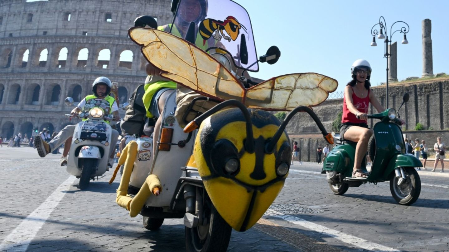Tausende feiern in Rom 80 Jahre Vespa