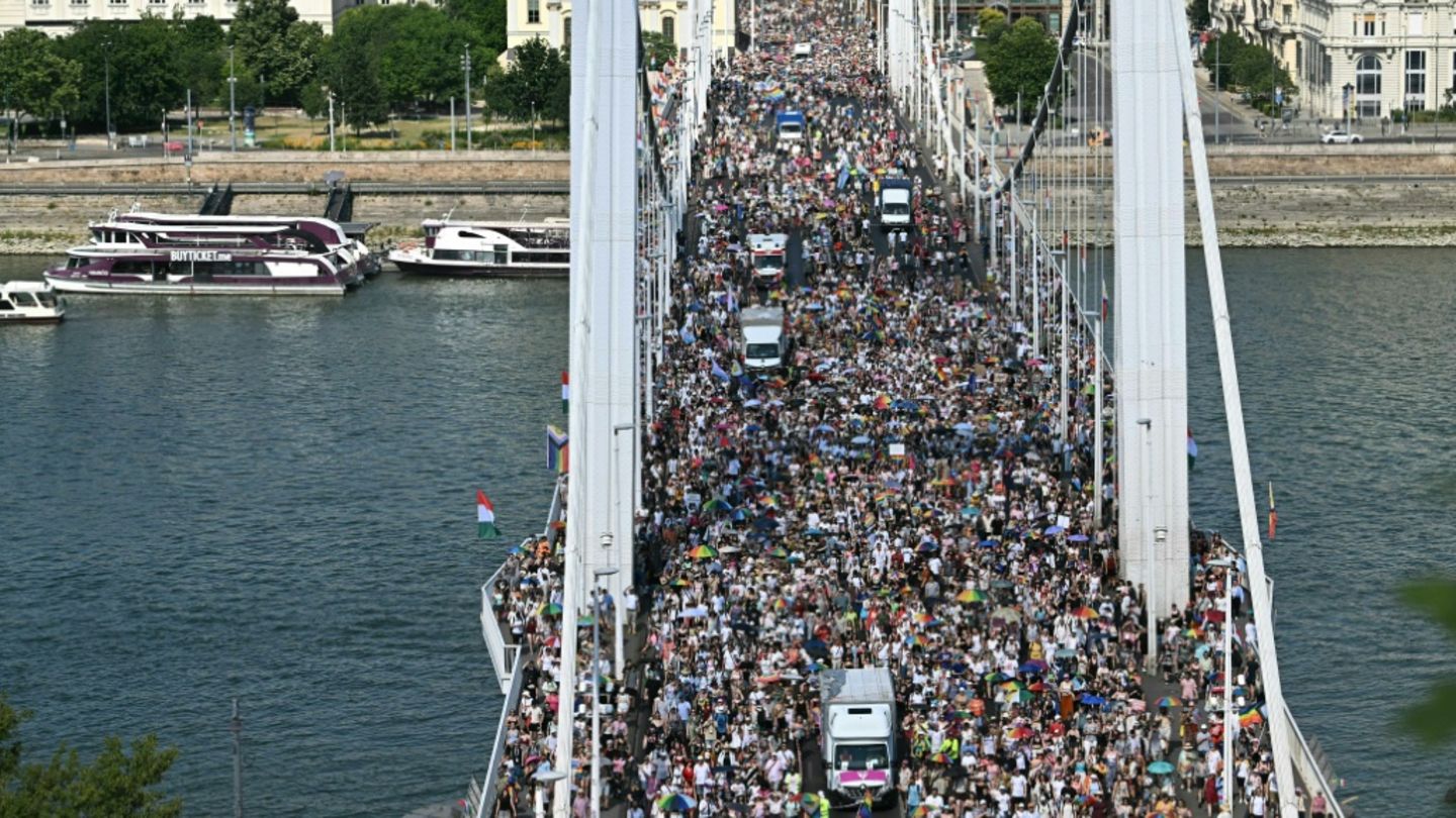 Trotz Hitze: Zehntausende feiern Versammlungsfreiheit bei Pride Parade in Budapest
