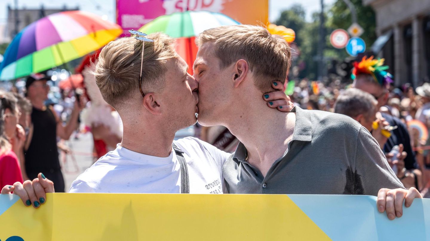 CSD in München: Auch der Oberbürgermeister küsst mit