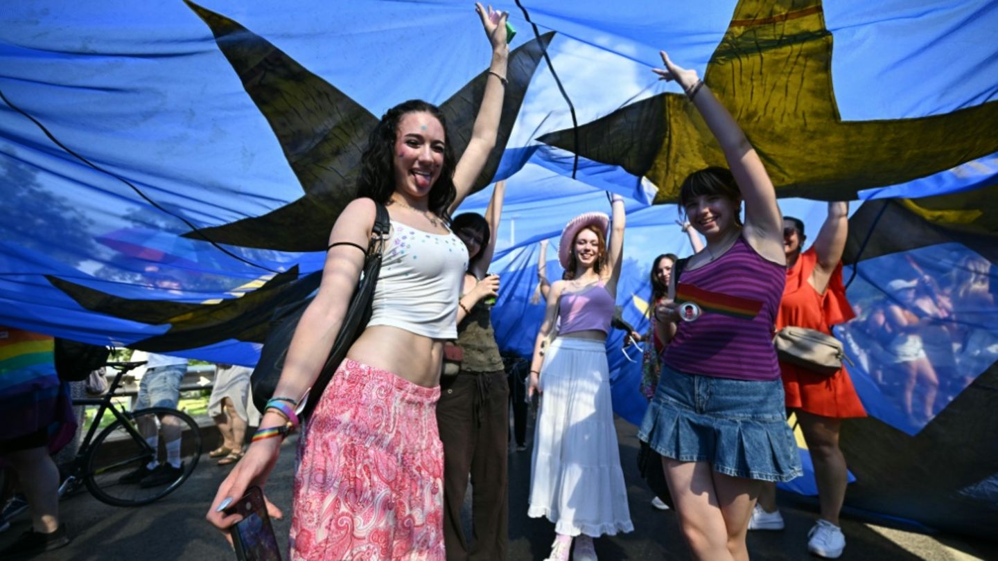 Zehntausende Menschen feiern Versammlungsfreiheit bei Pride Parade in Budapest