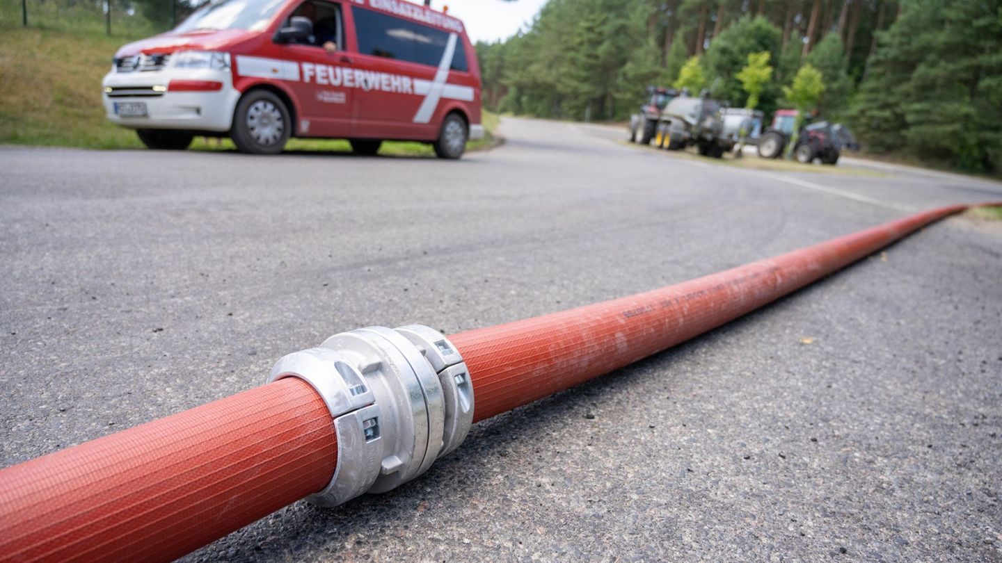 Feuer bei Neustrelitz: Großbrand bei Neustrelitz unter Kontrolle