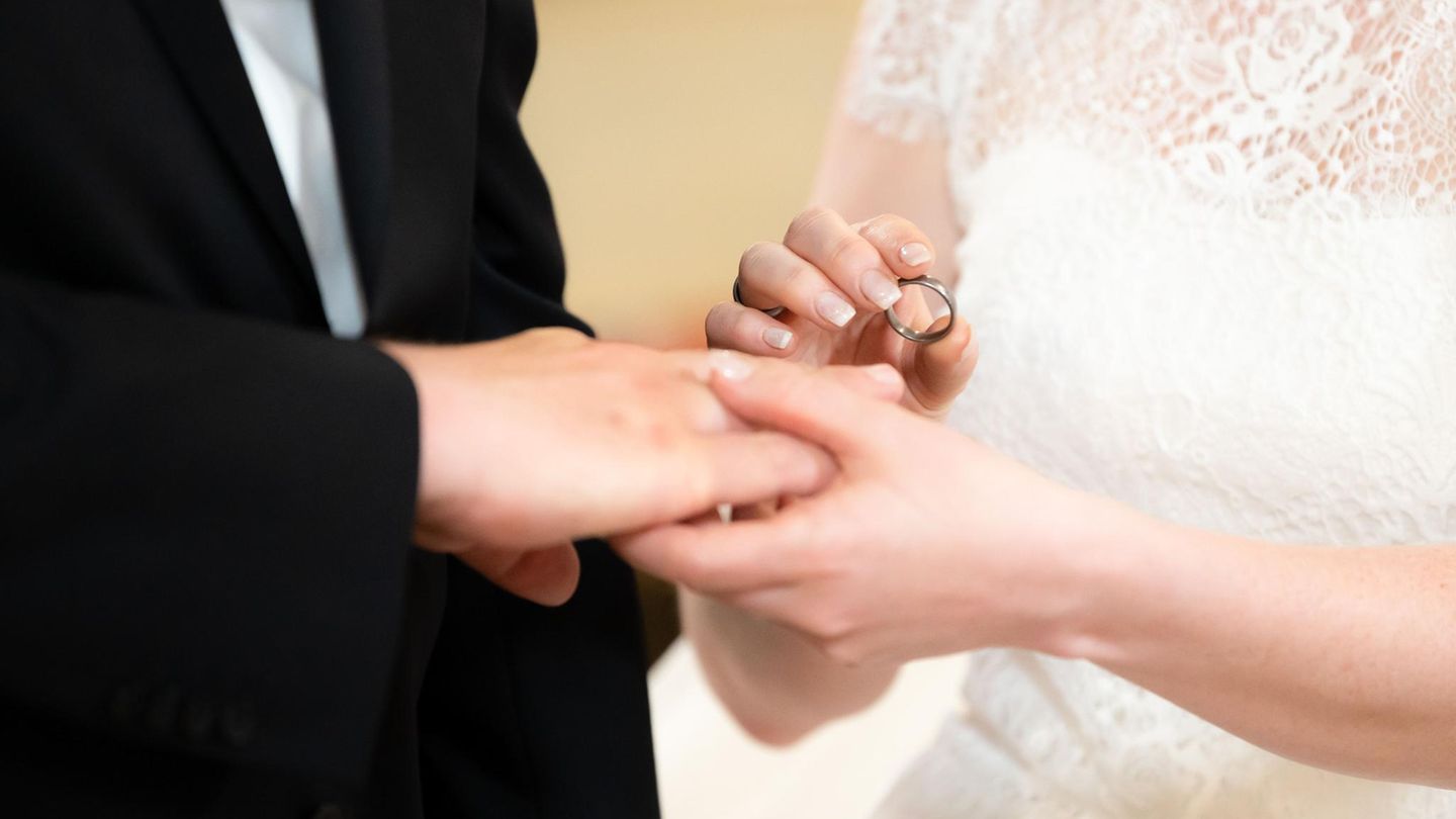Hochzeit: Maximalgewicht und OP-Geld: Eheverträge mit kuriosen Klauseln nehmen zu