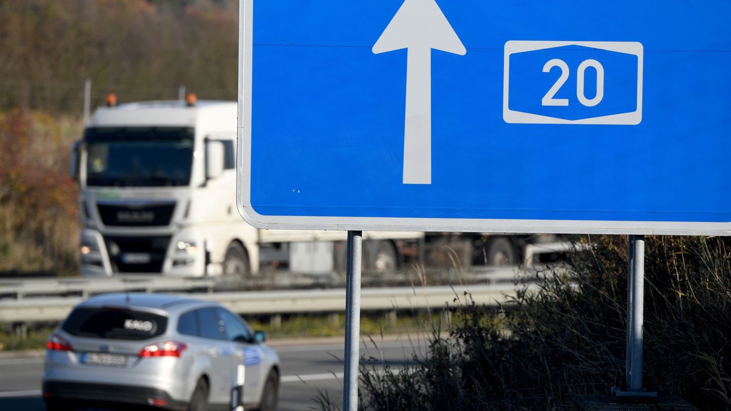Unfall: Auto überschlägt sich auf A20 – Fahrerin schwer verletzt