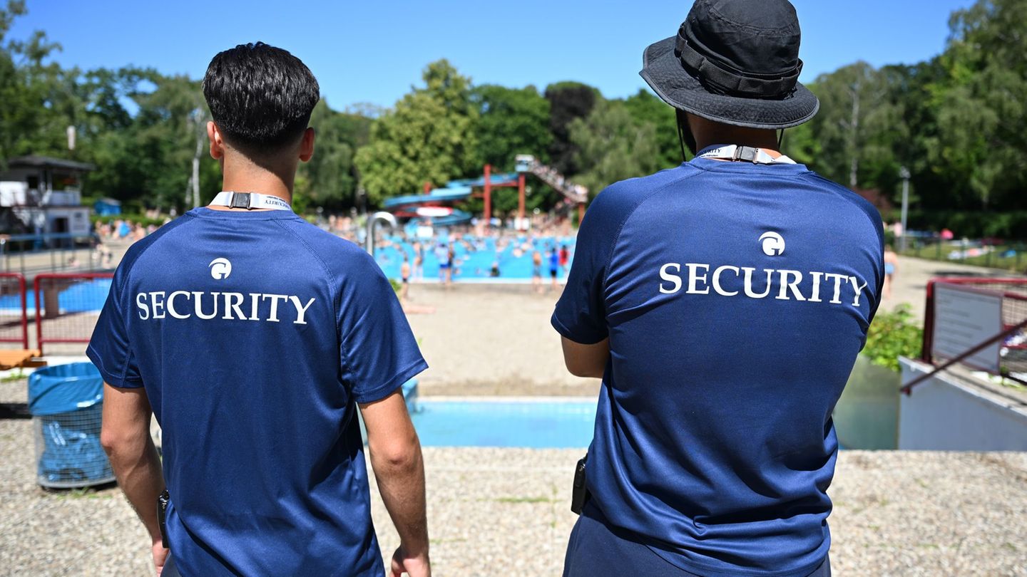 An der Grenze zu Frankreich: Männergruppe stürmt Freibad – Polizei räumt Bad