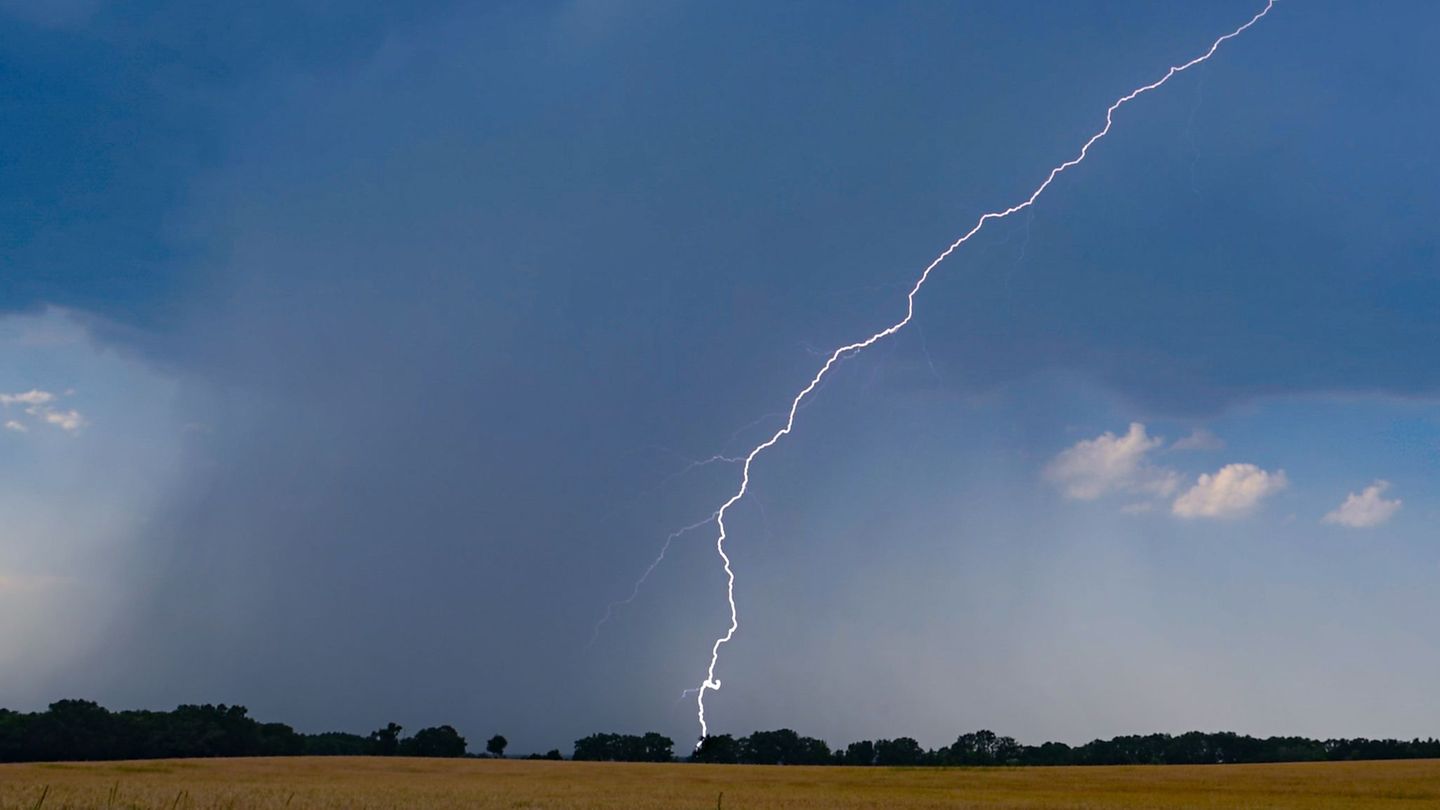 Wetter: Blitze statt Hitze: Deutschland kühlt sich runter