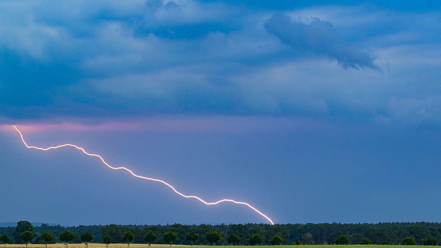 Blitzeinschläge möglich: Starkregen und schwere Gewitter im Süden Brandenburgs