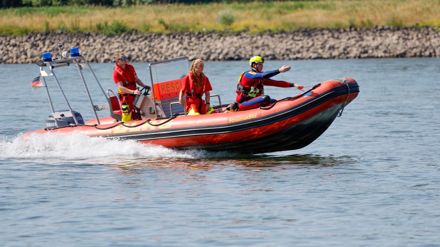 Taucher im Einsatz: Suche nach vermisstem Schwimmer in Baggersee geht weiter
