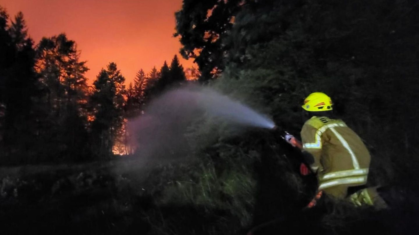 Feuerwehr im Einsatz: Wald am Chiemsee steht in Flammen – A8 komplett gesperrt