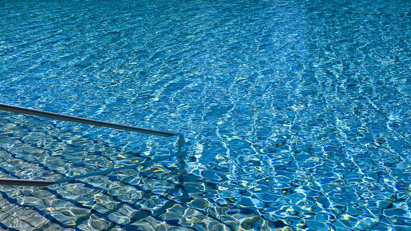 Notfall: Pumpe zieht Kind in Freibad unter Wasser