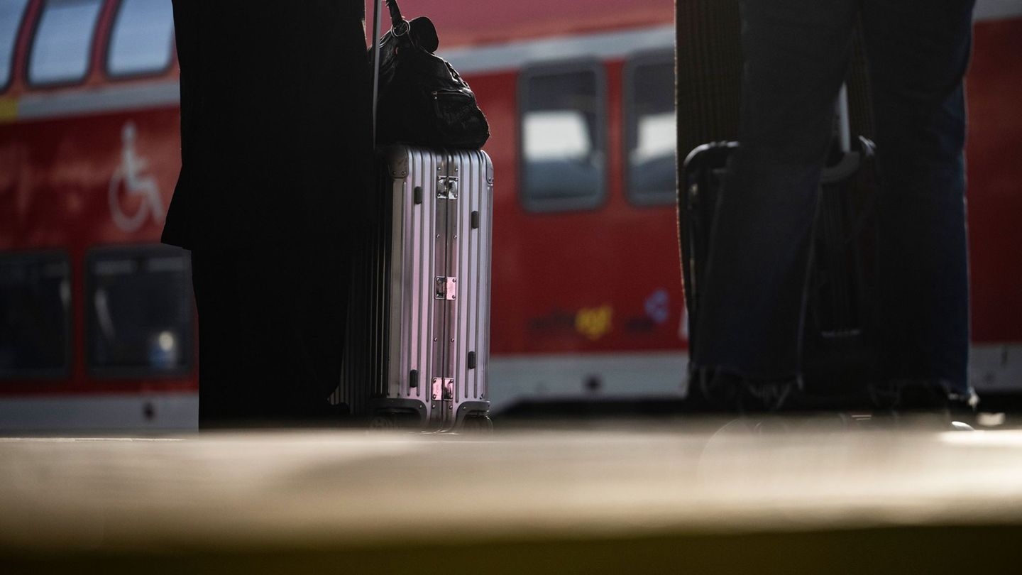 Vorfall in Regionalbahn: Streit im Zug – Fahrgäste gehen Zugbegleiter an