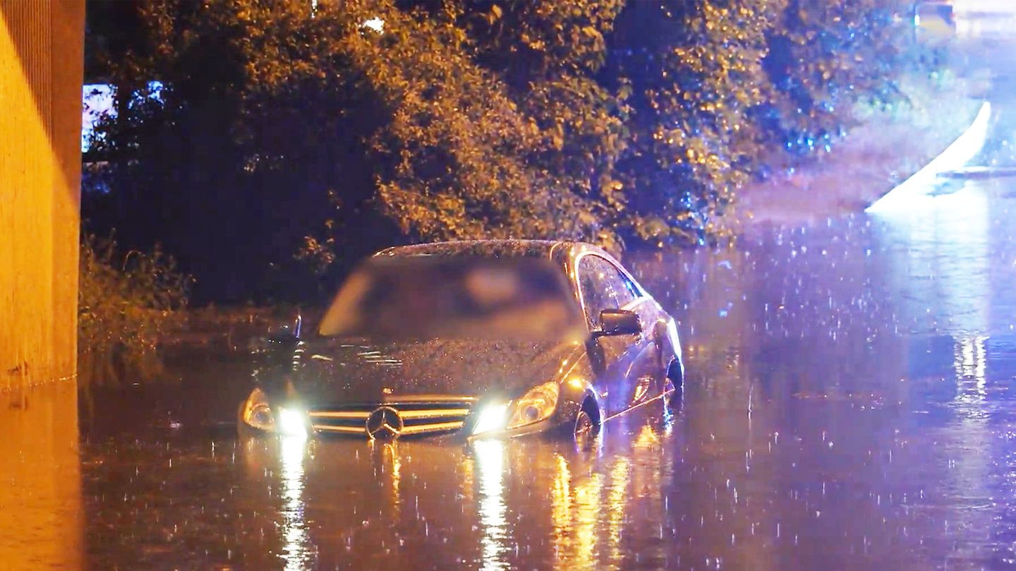 Unwetter in Deutschland: Unvorsichtige Fahrer ärgern Feuerwehr – Schäden nach Orkan