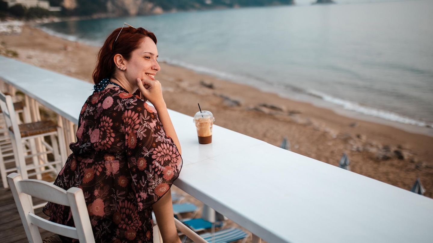 Urlaubsgenuss: Eiskaffee wie in Griechenland – so zaubern Sie zu Hause einen Café Frappé