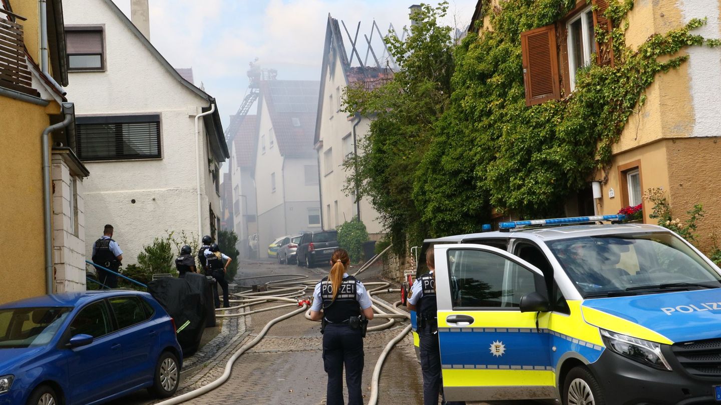 Brand brände: feuer in dachstuhl: polizei lässt mehrere häuser räumen 2026 01 szhlvrzfndv4axs2048jpeg 625a50252060f48a brand flammen schlagen aus dem dach, rauch liegt über der straße: in ingersheims ortsteil kleiningersheim müssen anwohner... Iustitia. Bg brände: feuer in dachstuhl: polizei lässt mehrere häuser räumen 2026 2026-07-01 14:06:03 iustitia. Bg - gerechtigkeit brand