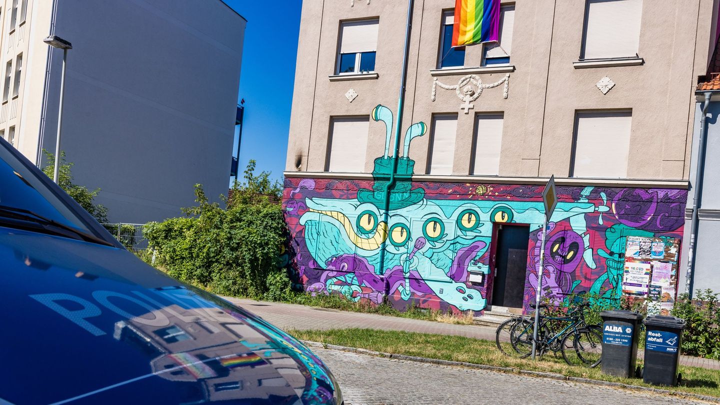 Brandstiftung mutmaßlicher rechtsextremismus: polizei prüft brandstiftung vor jugendclub in cottbus 2026 02 c2vohudhlmv2axs2048jpeg 01289c5650f2dc26 brandstiftung nachdem ein alternatives wohnprojekt in cottbus das ziel eines mutmaßlichen anschlags wird, kokelt es ganz in der... Iustitia. Bg mutmaßlicher rechtsextremismus: polizei prüft brandstiftung vor jugendclub in cottbus 2026 2026-07-02 13:30:02 iustitia. Bg - gerechtigkeit brandstiftung