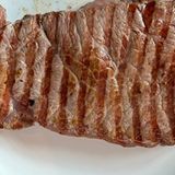 Der Ninja-Grill ziehrt das Steak mit Röststreifen