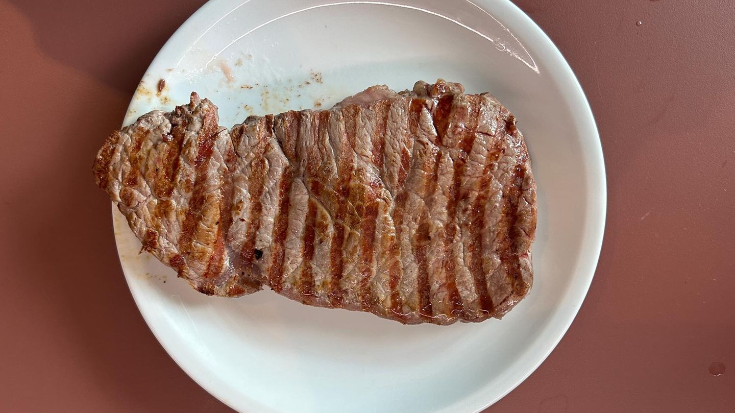 Der Ninja-Grill ziehrt das Steak mit Röststreifen