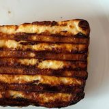 Leicht verbrannt ist der Grillkäse, weil wir nicht aufgepasst haben. Aber er ist noch genießbar