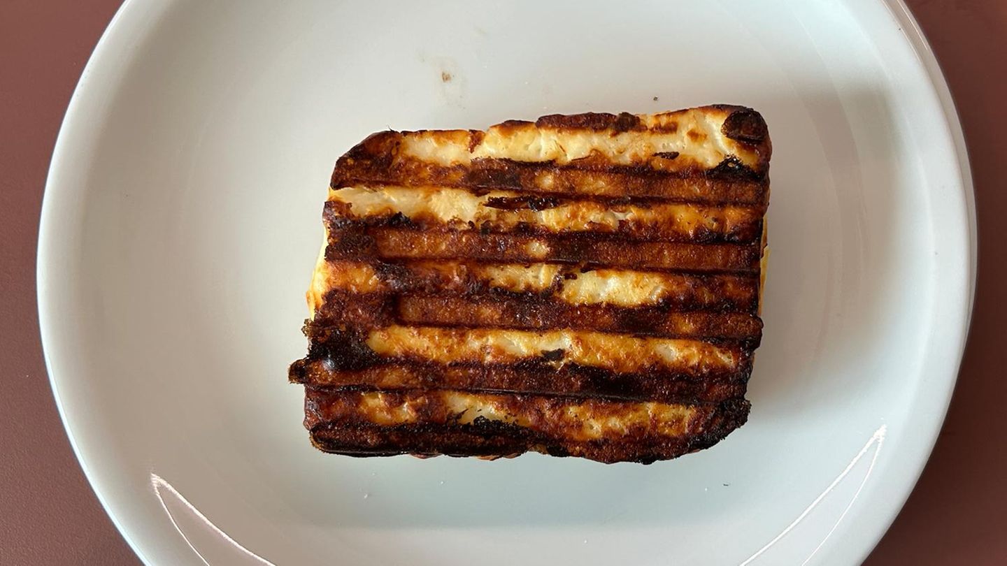 Leicht verbrannt ist der Grillkäse, weil wir nicht aufgepasst haben. Aber er ist noch genießbar