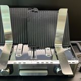 Im Lieferumfang des WMF Lono Master sind die Ecken, Grillplatten und der Grill selbst enthalten