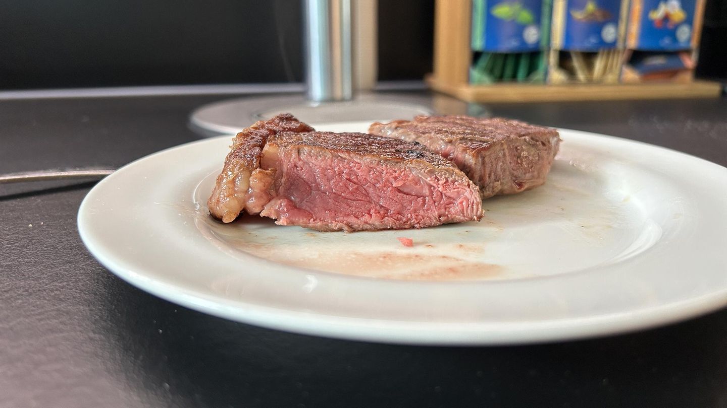 Das Steak gelingt dank unterschiedlich heißer Platten ohne Probleme und mit schönen Röststreifen