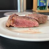 Das Steak gelingt dank unterschiedlich heißer Platten ohne Probleme und mit schönen Röststreifen