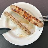 Runde eine halbe Stunde haben wir auf die Bratwurst gewartet. Das Ergebnis war enttäuschend