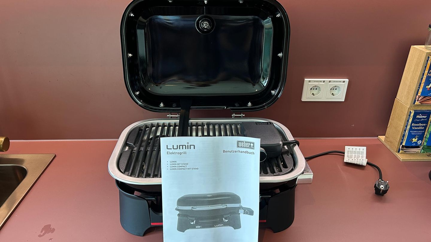 Der Lieferumfang des Weber Lumin umfasst natürlich den Grill inklusive Elektroteil, den gusseisernen Rost und die Bedienungsanleitung