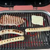 Auf dem Grill wäre noch Platz für ein weitere Steak oder mehrere Würstchen