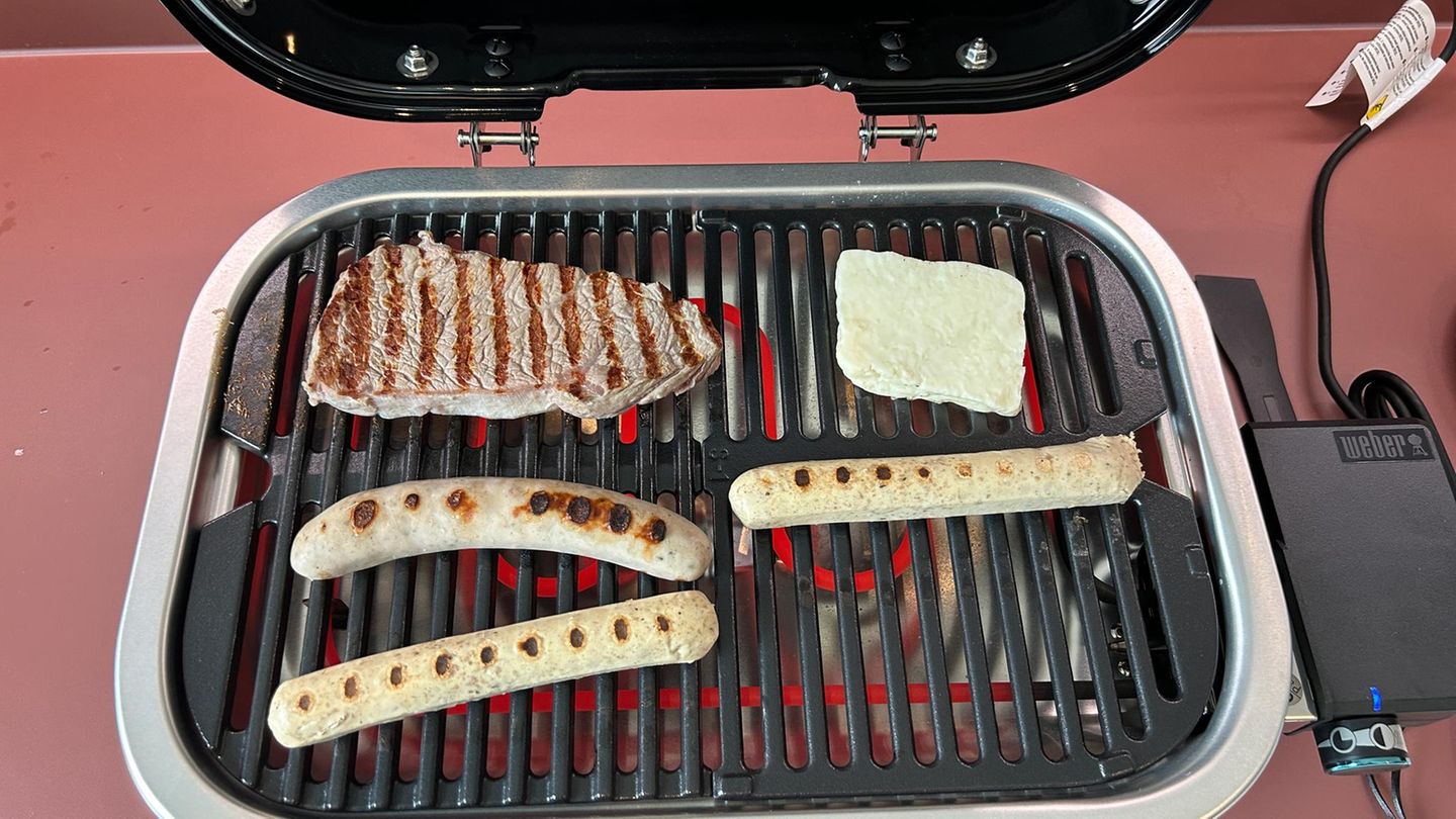 Auf dem Grill wäre noch Platz für ein weitere Steak oder mehrere Würstchen