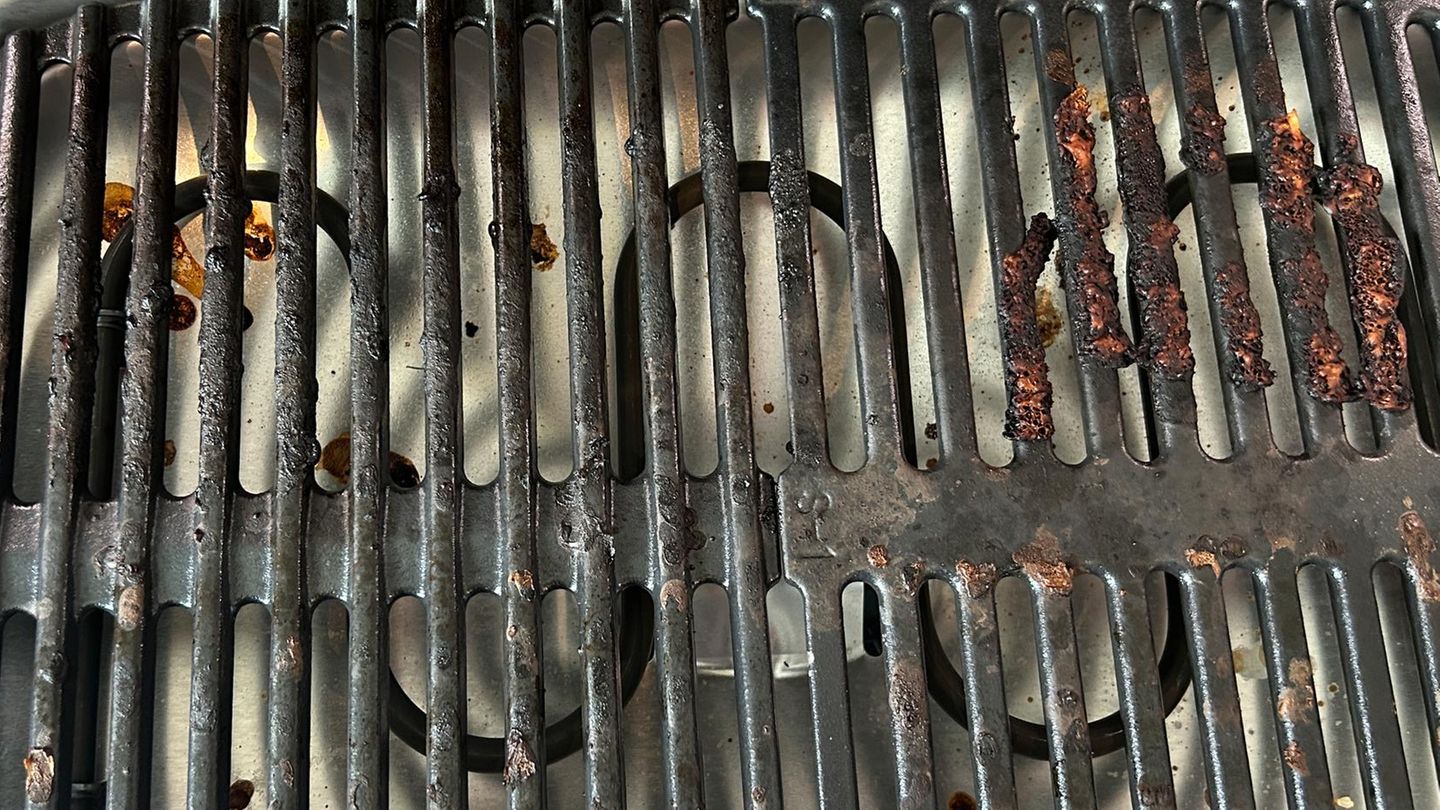 Den Grillrost reinigen wir erst bei der nächsten Grillung