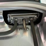 Diese beiden Schrauben müssen gelöst werden, um die Heizstäbe aus dem Weg der Schale zu räumen