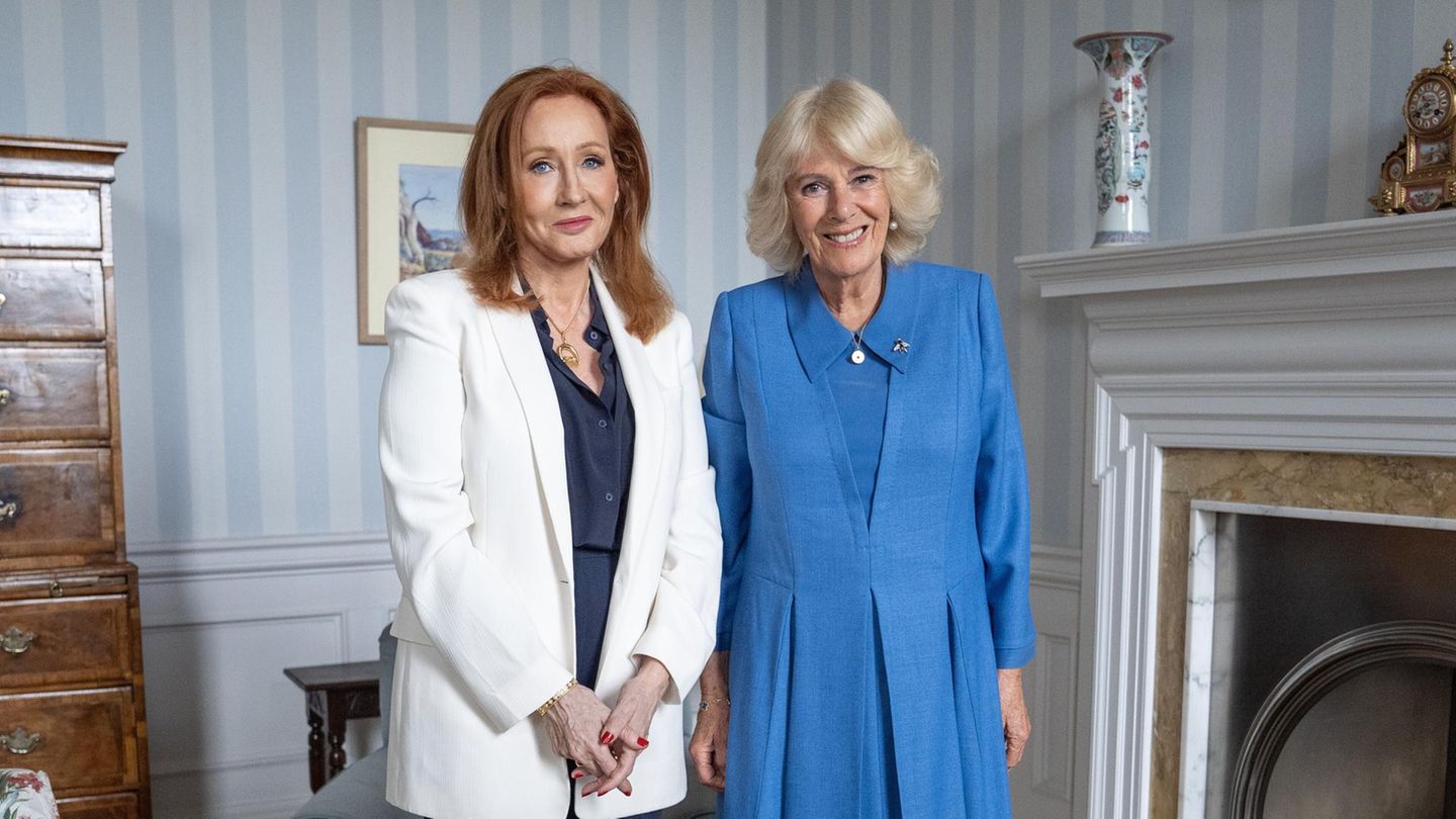 Camilla meinung : beruhigt euch! Ein handshake macht noch keinen fascho 2026 kontaktschuld camilla rowling camilla schluss mit der kontaktschuld: inzwischen reicht ein foto mit einer umstrittenen person, um selbst in den shitstorm... Iustitia. Bg meinung : beruhigt euch! Ein handshake macht noch keinen fascho 2026 2026-07-04 08:18:00 iustitia. Bg - gerechtigkeit camilla