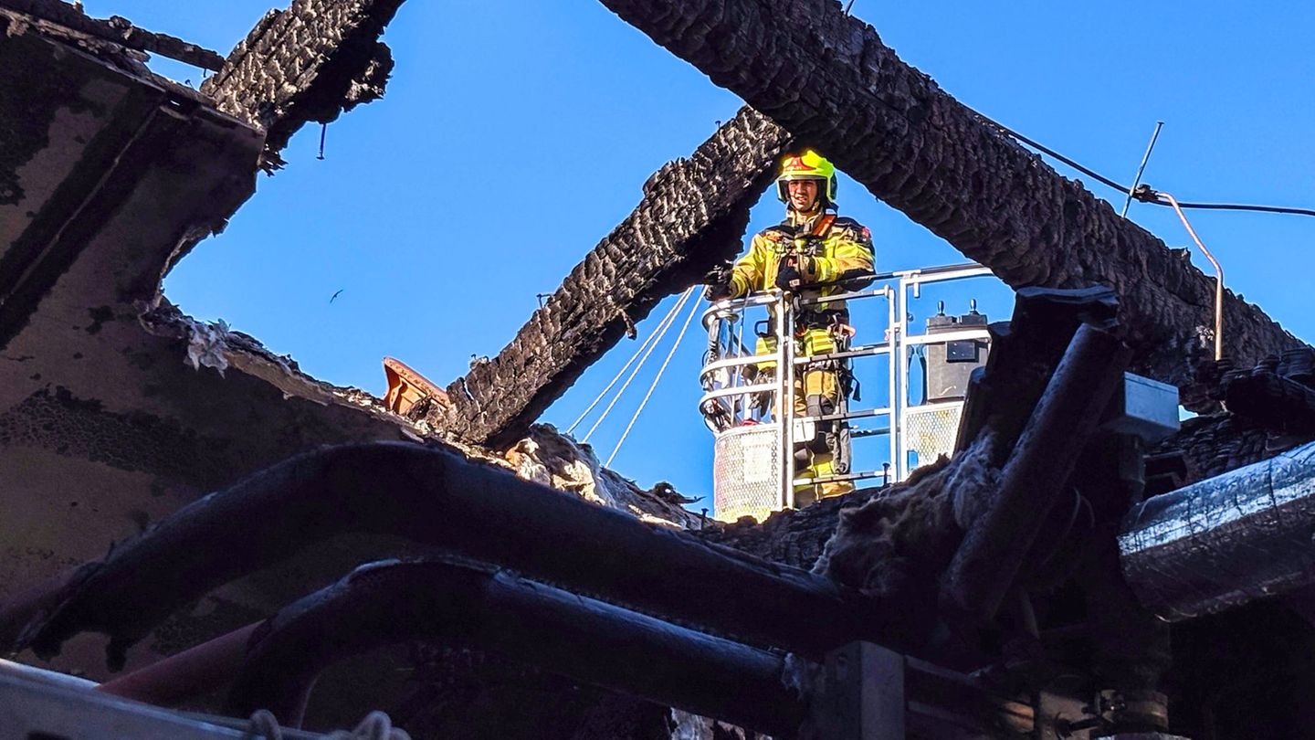 Brände: Notdach nach tödlichem Klinikbrand in Ludwigslust errichtet