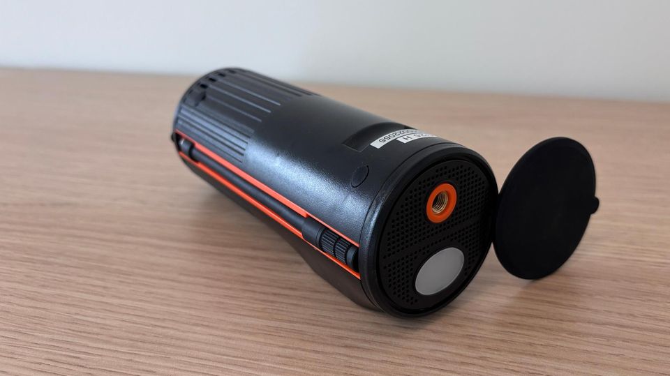 Intelligent integriert: Der Luftschlauch der Osram TyreInflate verschwindet in einer Mulde an der Seite