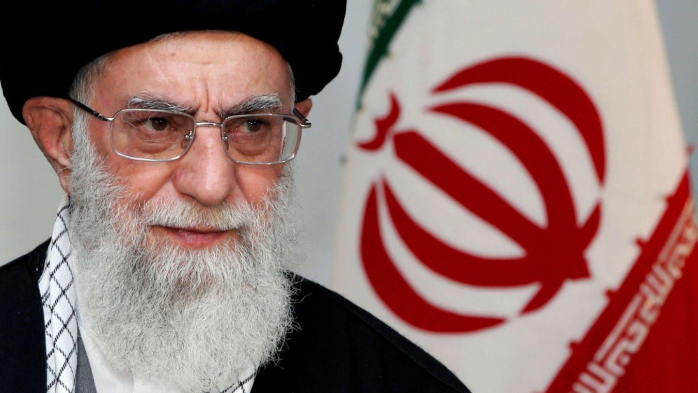 Leichnam von Chamenei zur Aufbahrung in die Mosalla von Teheran gebracht