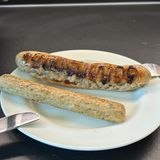 Die Bratwurst ist aufgeplatzt, die vegane kaum geröstet. Der Grund ist ihre unterschiedliche Dicke