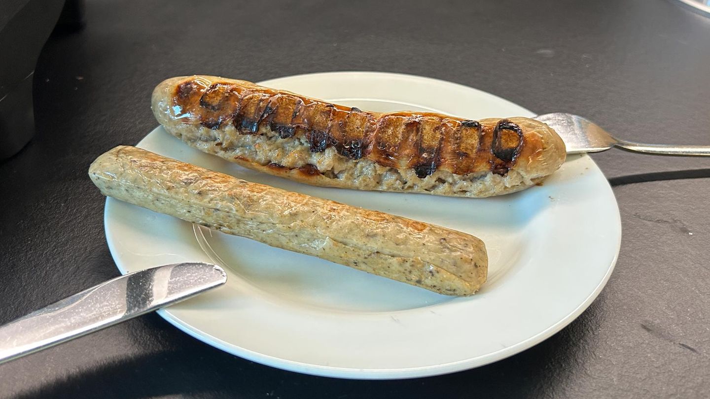 Die Bratwurst ist aufgeplatzt, die vegane kaum geröstet. Der Grund ist ihre unterschiedliche Dicke