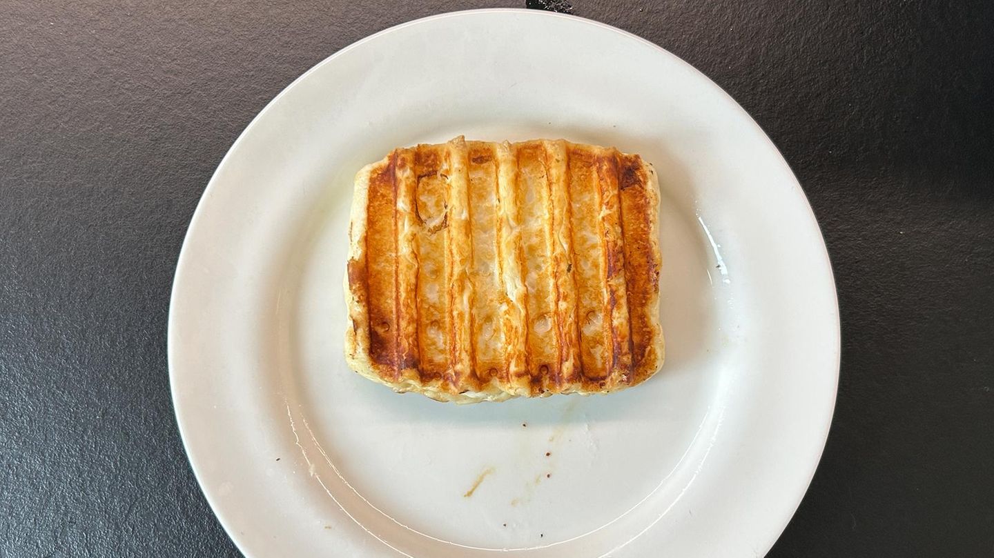 Der Grillkäse gelingt perfekt. Wir haben ihn aber auch im Auge behalten