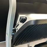 Dieser kleine Knopf an der Seite löst die Grillplatte ab