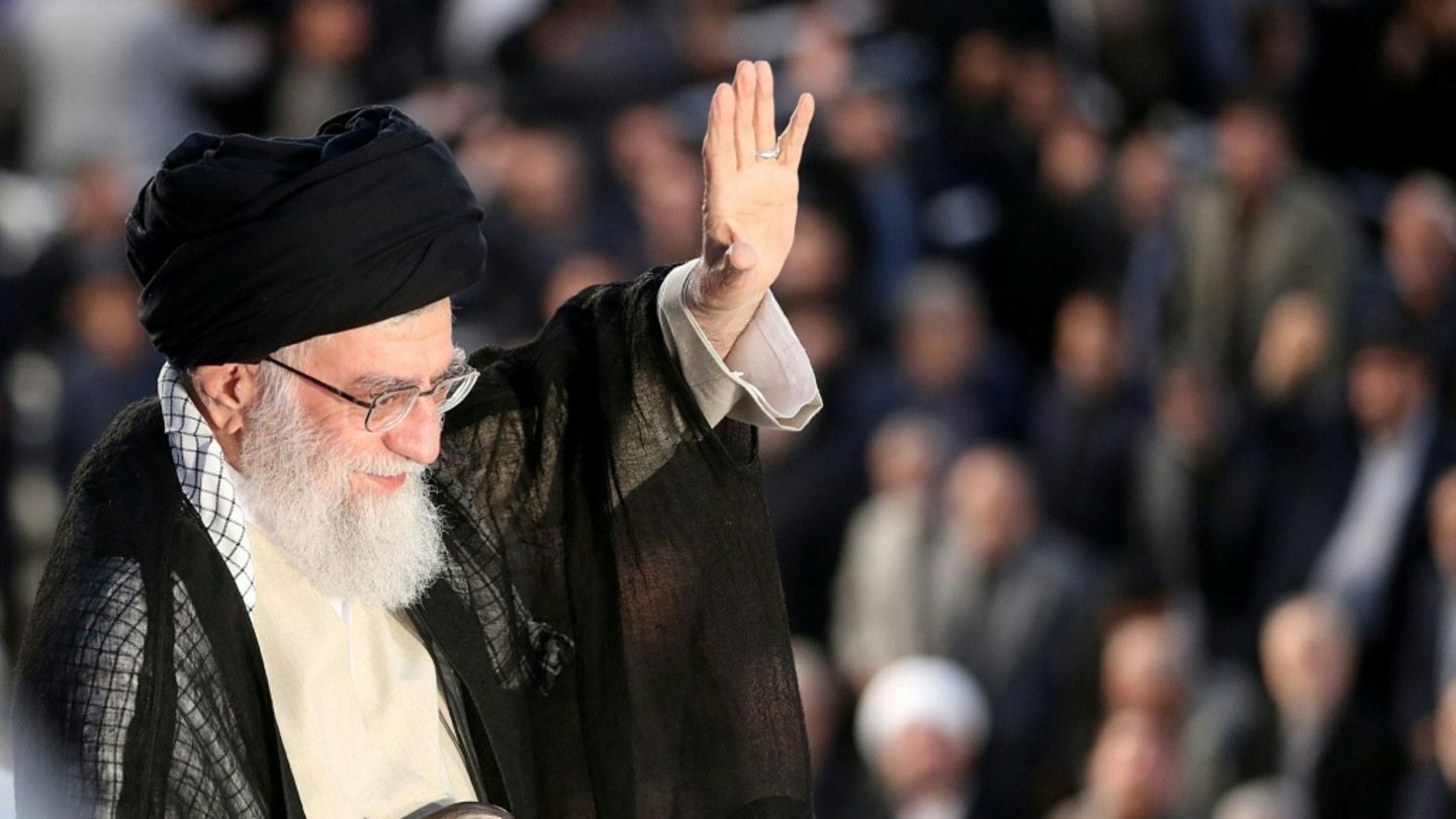Ranghohe Iraner und Gäste erweisen getötetem obersten Führer Chamenei letzte Ehre