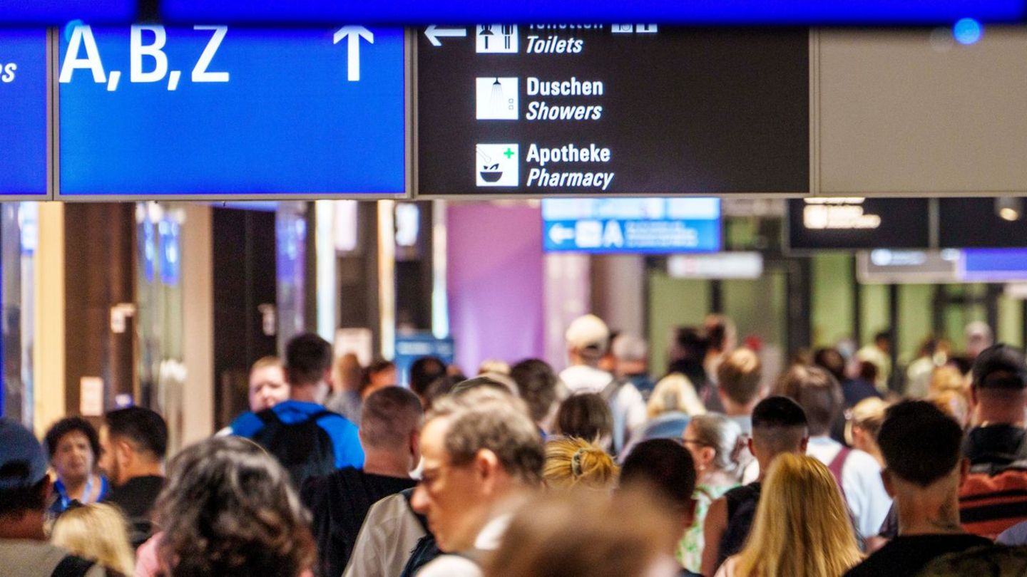 Neues EU-Grenzsystem EES: Lange Wartezeiten am Flughafen: Das müssen Reisende wissen