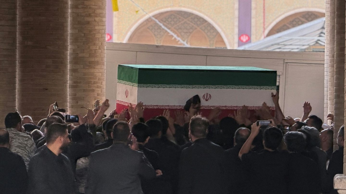 Massenandrang zu Beginn der Trauerfeiern für Chamenei im Iran